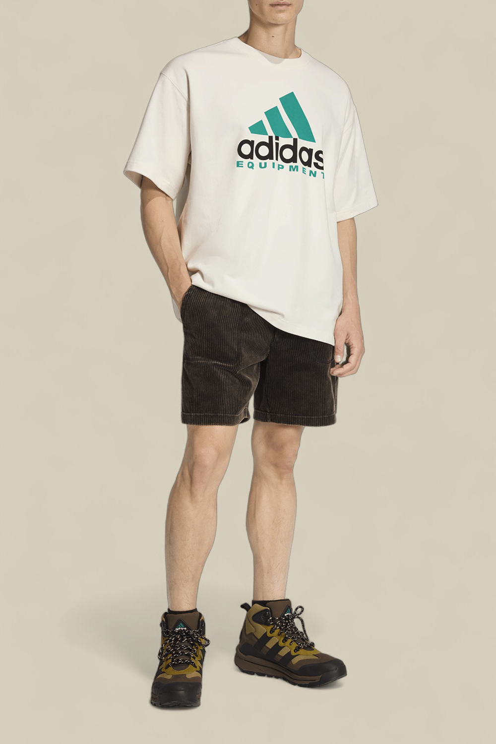 תמונת כל הלוק של מכנסיים קצרים קורדרוי